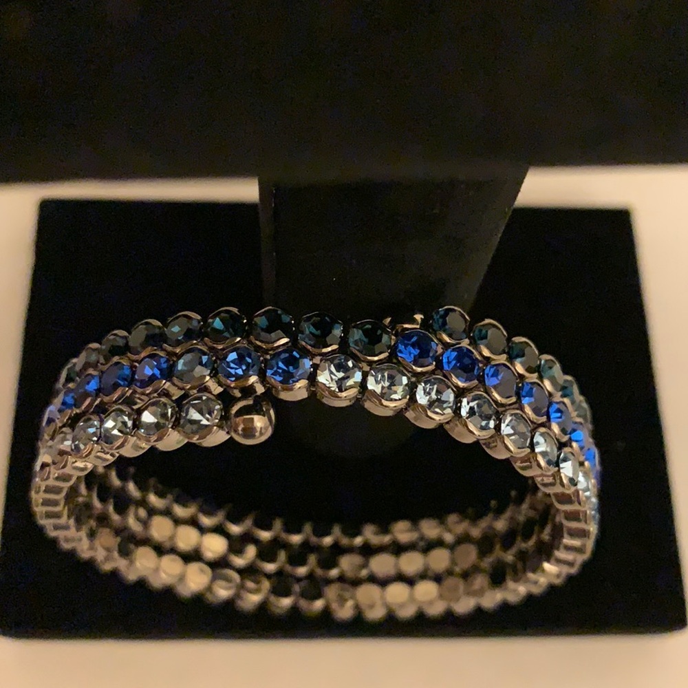 Elastic bracelet.